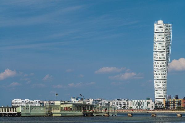 Bibikow, Walter 아티스트의 Sweden-Scania-Malmo-Turning Torso building-designed by architect Santiago Calatrava-2005작품입니다.